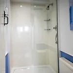 بيت للعطل White ويتبي